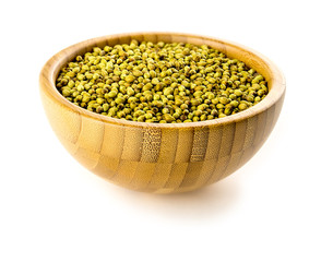 Fresh coriander seeds in a bowl
