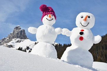 Obraz premium Funny snowmen against Swiss Alps