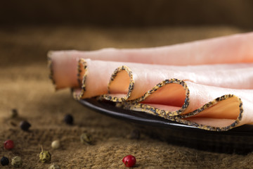 Sliced ham with pepper crust