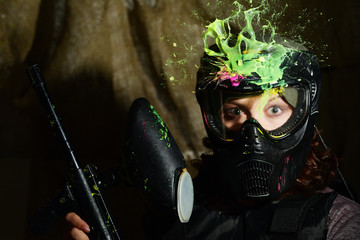 Splash after direct hit to protecting mask in the paintball game