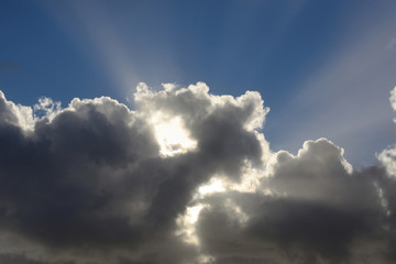 Sonne hinter den Wolken