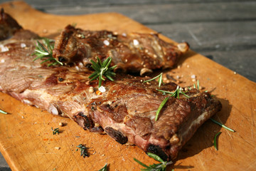 bio spare ribs rosmarin hölzern closeup lifestyle grillparty matürlich country