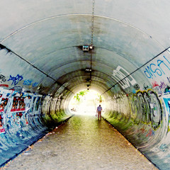 Homem a passar no túnel