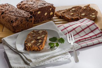 Apfelbrot frisch gebacken und geschnitten