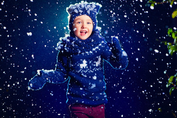 Fototapeta na wymiar happy kid, boy running under the snow