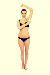 Naklejka premium Woman applying antiperspirant.