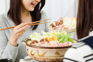 女性　笑顔　食欲　鍋料理　日本料理　鍋パーティ