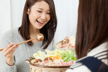 女性　笑顔　食欲　鍋料理　日本料理　鍋パーティ