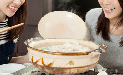 女性　笑顔　食欲　鍋料理　日本料理　鍋パーティ