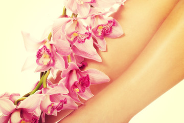 Obraz na płótnie Canvas Woman legs with pink flowers.