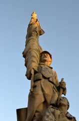 statue mémorial à Fontevraud l'Abbaye