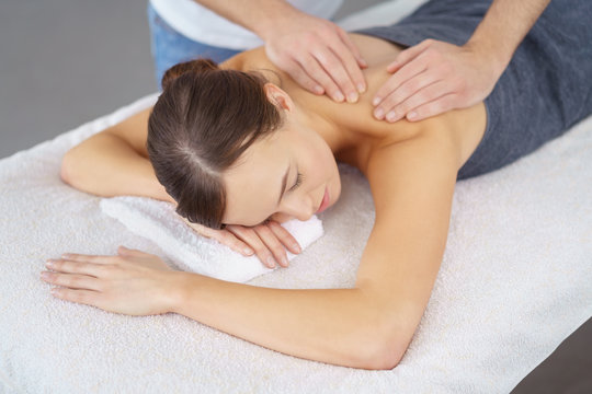 entspannte frau bei einer massage im spa