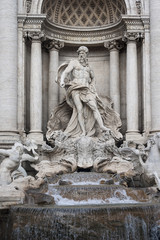 Fototapeta na wymiar Detalles de la hermosa Fontana de Trevi de la ciudad de Roma, Italia