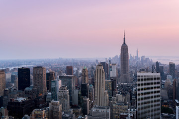 Fototapeta premium manhattan skyline at sunset seen from a rooftop of manhattan new york city