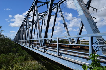 鉄橋（単線）／山形県の庄内地方で、赤川（一級河川）に架かる鉄橋（単線）を撮影した、ローカルイメージの写真です。
