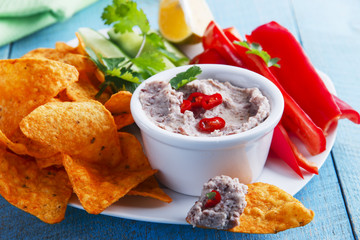 Bean dip with corn chips and vegetables