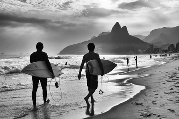 Photo sur Plexiglas Lieux américains Vue panoramique en noir et blanc de Rio de Janeiro, Brésil avec des surfeurs brésiliens marchant le long du rivage de la plage d& 39 Ipanema