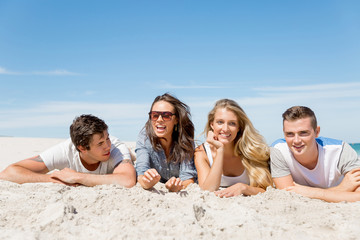 Fototapeta premium Company of young people on the beach