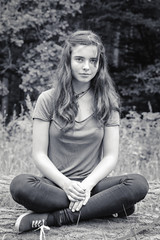 Obraz premium black and white portrait of a sitting teenage girl