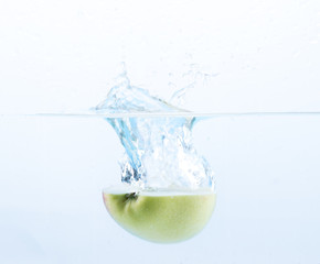 Knackiger halber Apfel unter Wasser