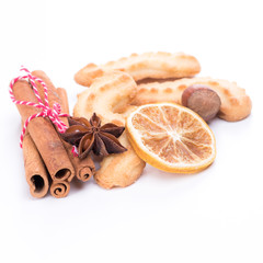 Weihnachtlich dekoriertes Spritzgebäck