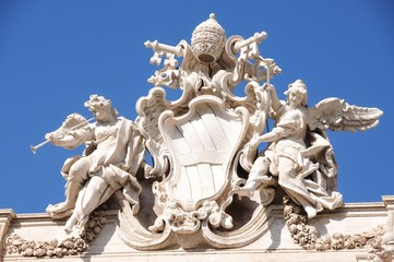 символ Римской империи на здании, статуи на фоне неба