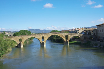 Fototapeta na wymiar Die Pilgerbrücke in Puente la Reina