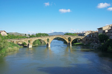 Fototapeta na wymiar Pilgerbrücke am Jakobsweg in Puente la Reina