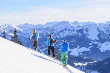 eine Gruppe Skitourengeher vor der Traumkulisse der Allgäuer Alpen