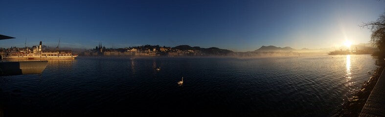 Fototapeta premium Sonnenaufgang über das Luzerner Seebecken