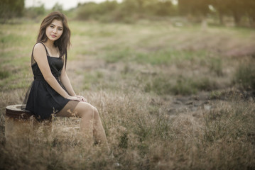 Obraz premium Asian girl in a meadow, light evenings