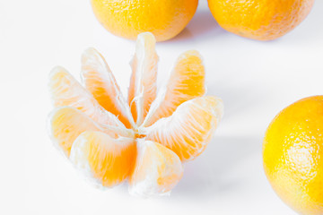 мандарин дольки белый фон