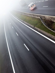 Autobahn/ Verkehr bei Nebel: Unfallgefahr
