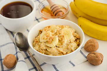 Oatmeal porridge with banana, honey and walnuts