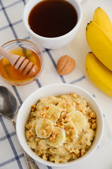Oatmeal porridge with banana, honey and walnuts