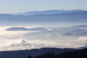 Fototapeta na wymiar Nebelmeer über dem Grazer Becken, Steiermark