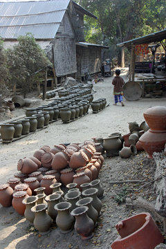 Birmanie, village des potiers à Sagaing
