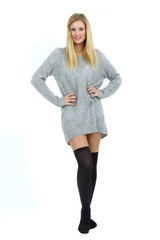 junge blonde Frau im langen Pullover