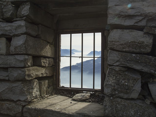 Fototapeta na wymiar Cima delle montagne dalla finetra