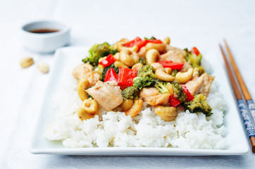 red pepper broccoli cashew chicken stir fry with rice