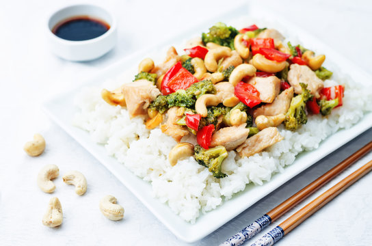 red pepper broccoli cashew chicken stir fry with rice