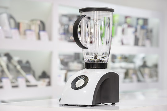 single electric blender in retail store