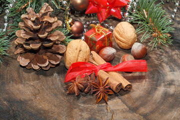 Zimtstangen, Anissterne, Nüsse, Weihnachtsdekoration