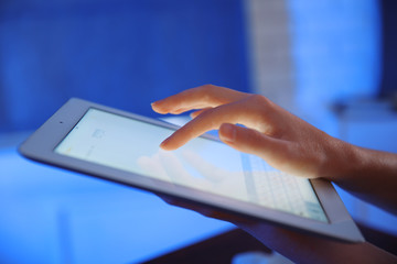 Naklejka premium Doctor working with tablet-pc, close up