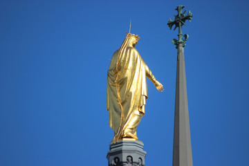 Obraz premium Golden Statue of Virgin Mary in Lyon, France