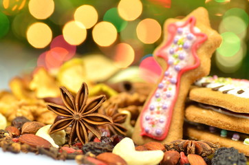 Smaczne pierniki bożonarodzeniowe na tle bokeh