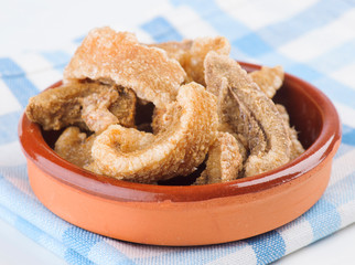 clay pot with pork rinds