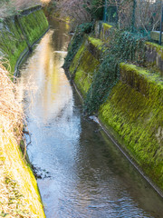 Feuchte Wand am Kanal