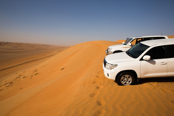 Fototapeta na wymiar Zwei Geländewagen auf einer Sanddüne