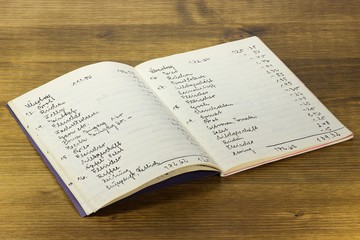 Naklejka premium altes Wirtschaftsbuch auf Holzhintergrund